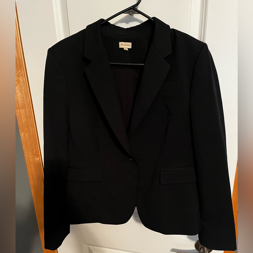 Cremieux Women’s black blazer.
